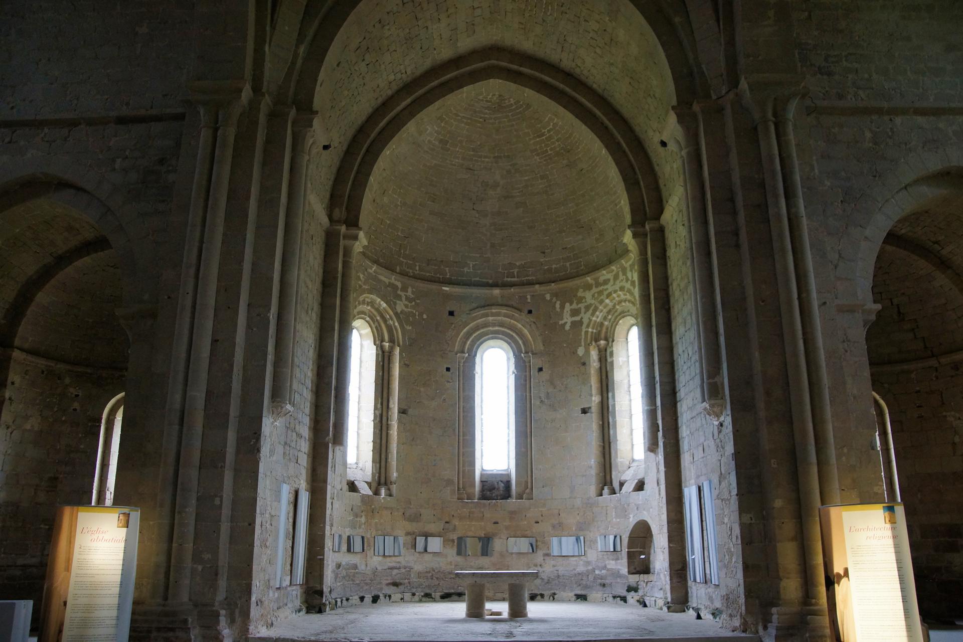 Intérieur de l'abside de Flaran, autel et voûte en cul-de-four
