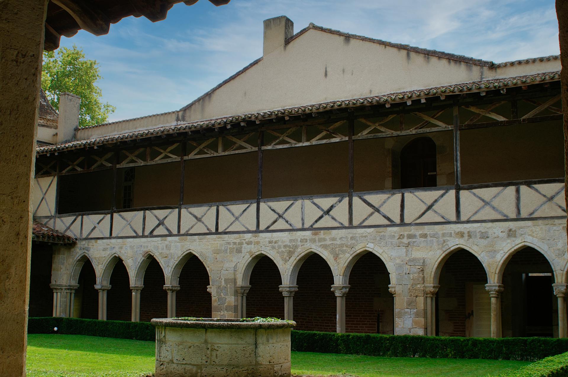 Entrée de la salle capitulaire depuis la galerie du cloître