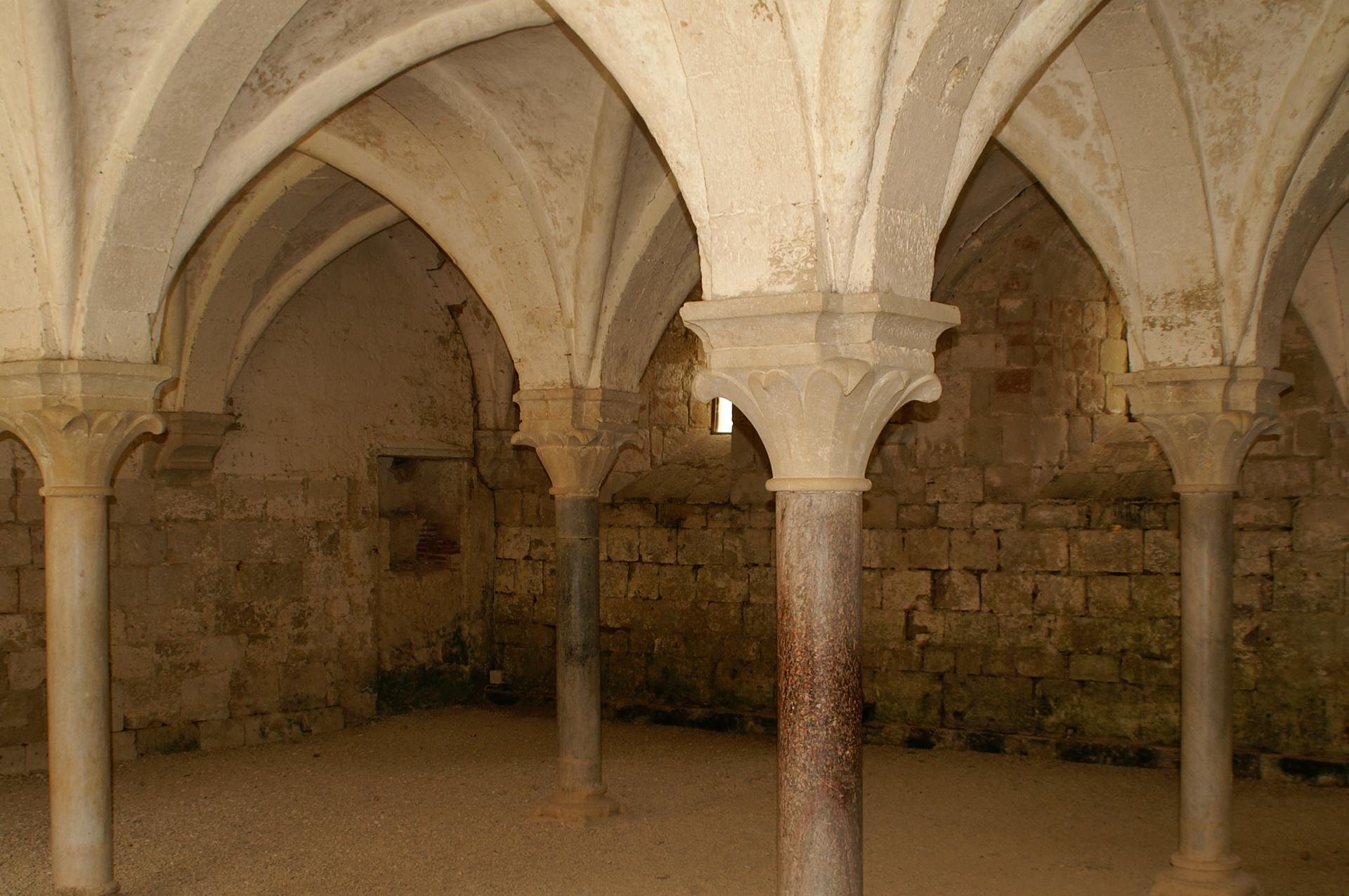 Salle capitulaire de Flaran, voûtes d'ogives sur colonnes de marbre
