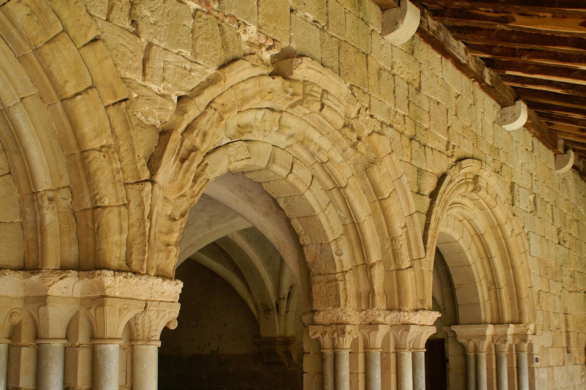 Arcatures romanes de la galerie ouest, détail