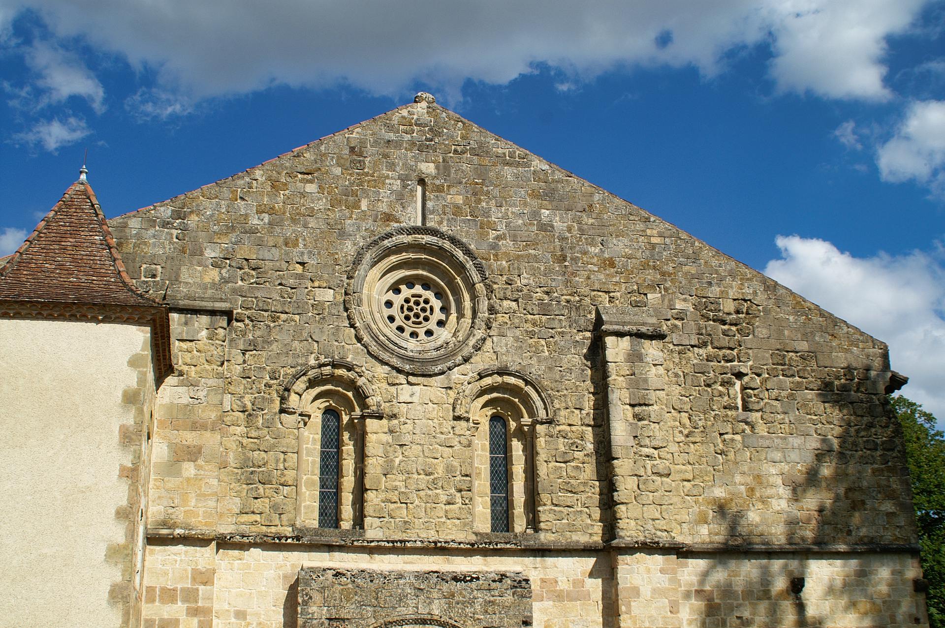 Façade occidentale de l'abbatiale de Flaran avec l'oculus roman
