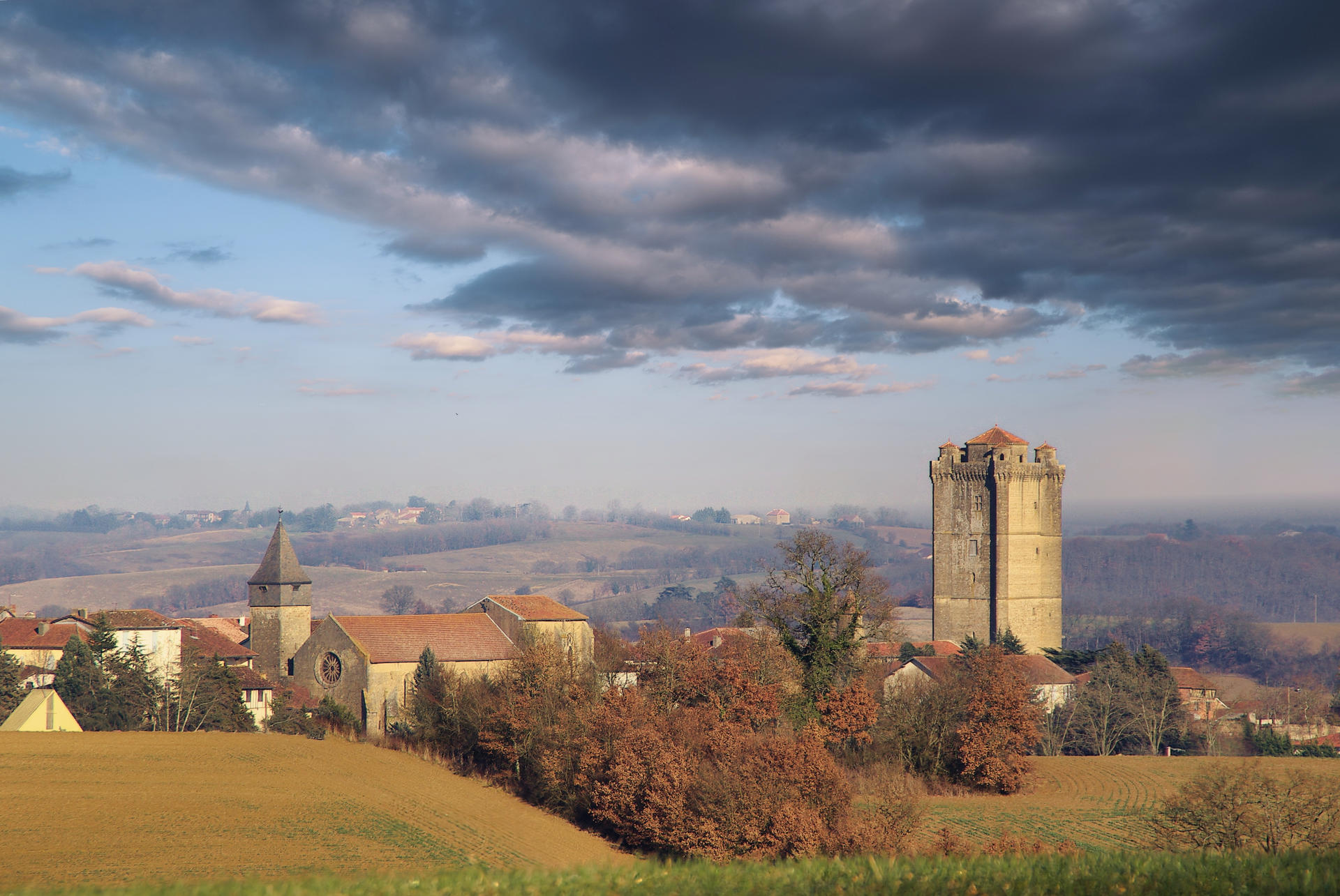 Bassoues et son donjon vus de loin, campagne gasconne