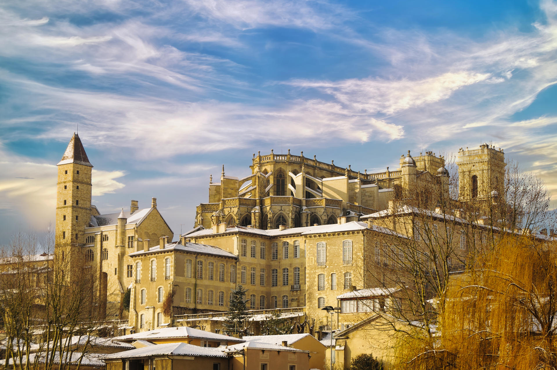La cathédrale Sainte-Marie d'Auch et la tour d'Armagnac sous la neige