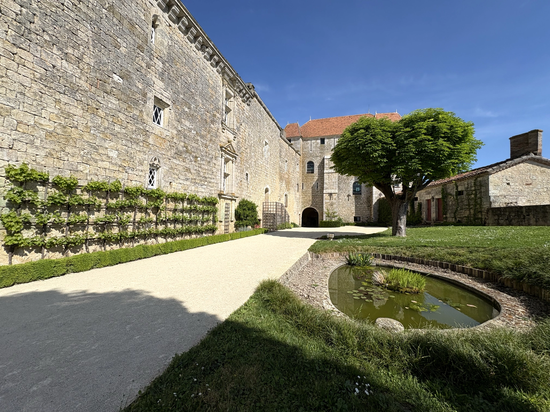 Château de Gramont — façade sud et bassin du jardin