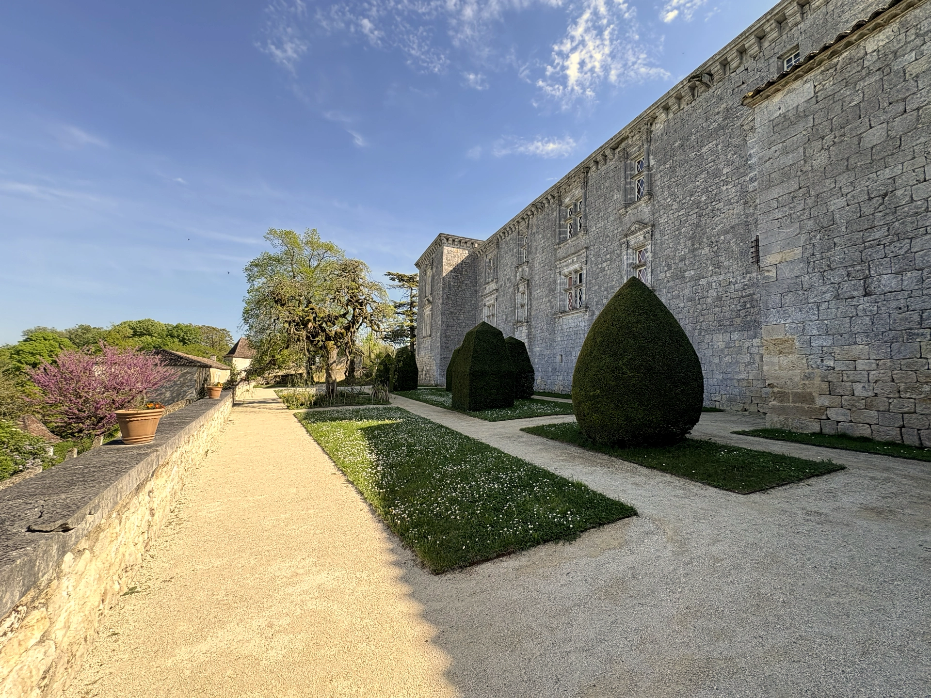 Château de Gramont — allée bordée de topiaires