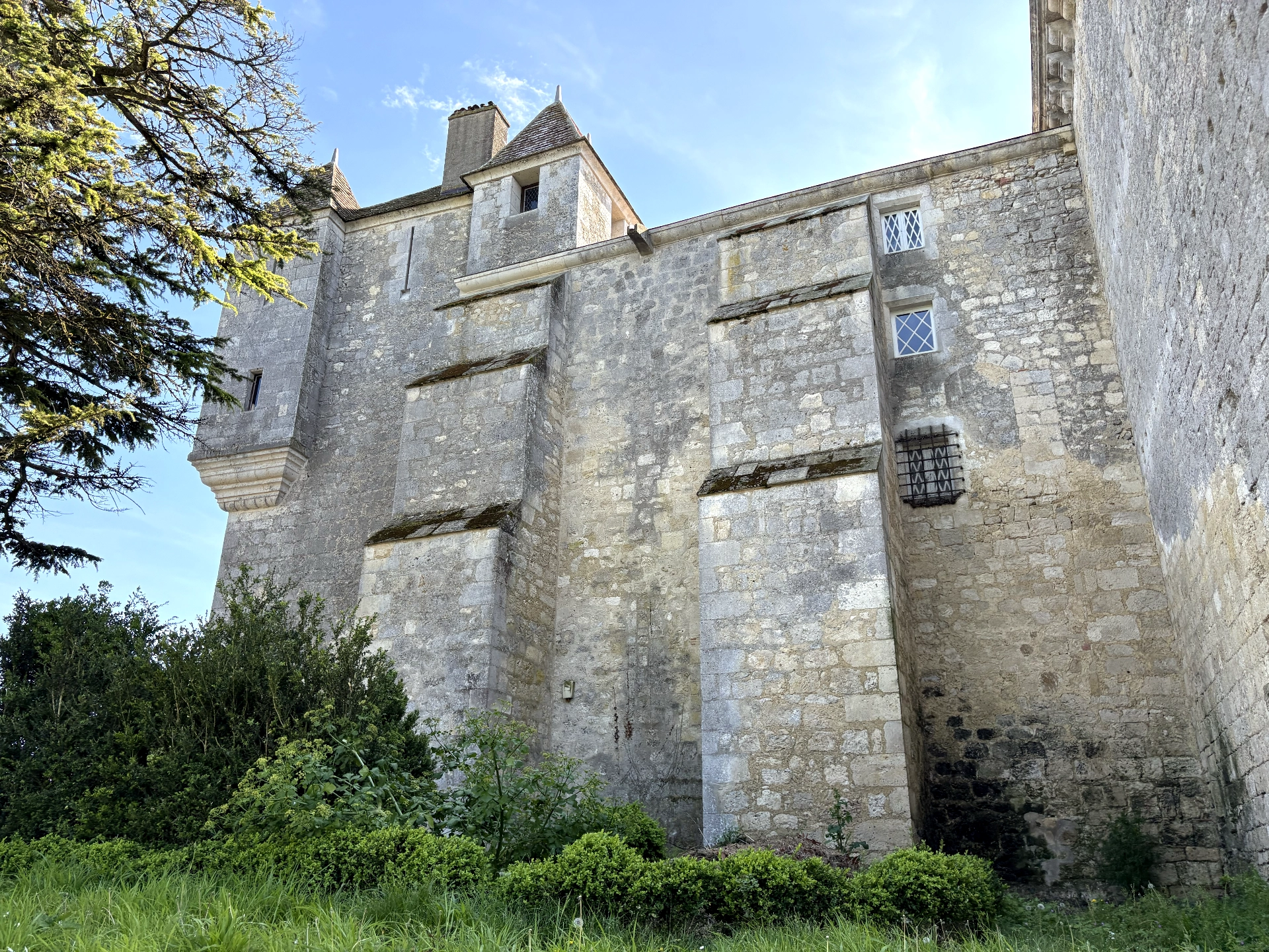Château de Gramont — façade massive vue en contre-plongée