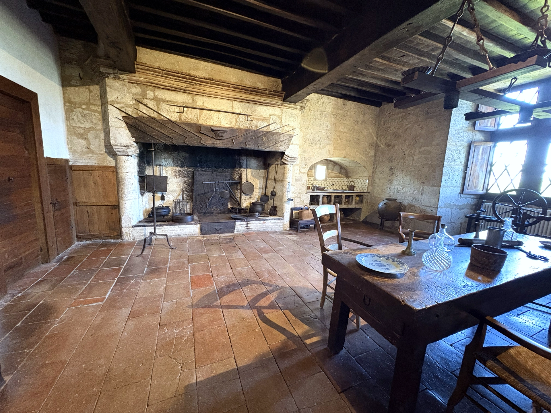 Château de Gramont — pièce, cheminée et table en bois