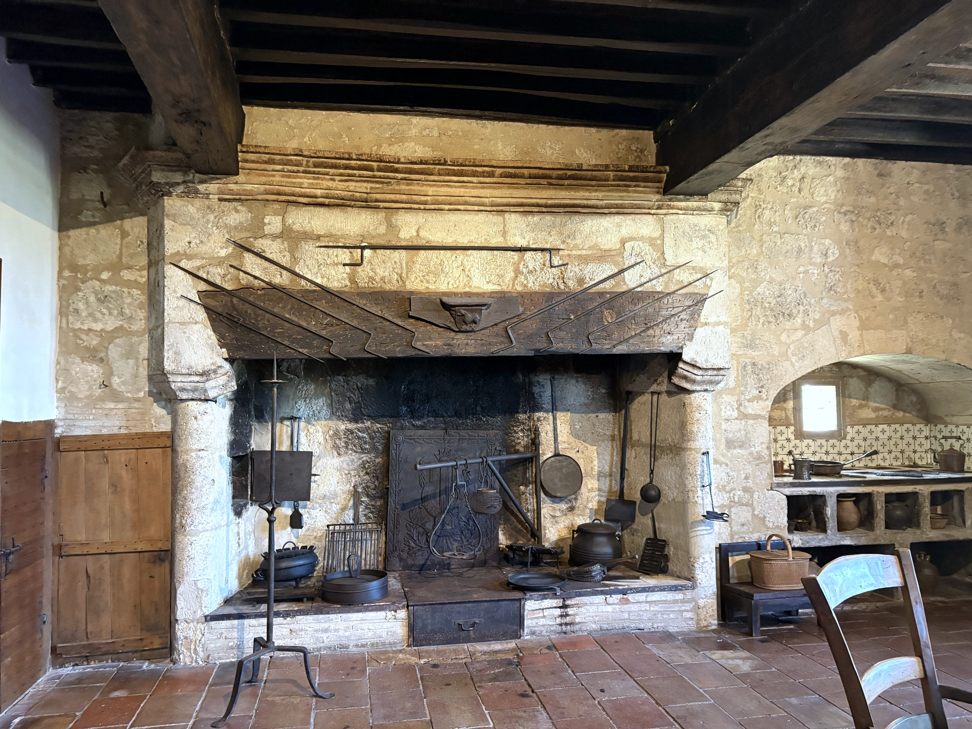 Château de Gramont — cheminée monumentale en pierre