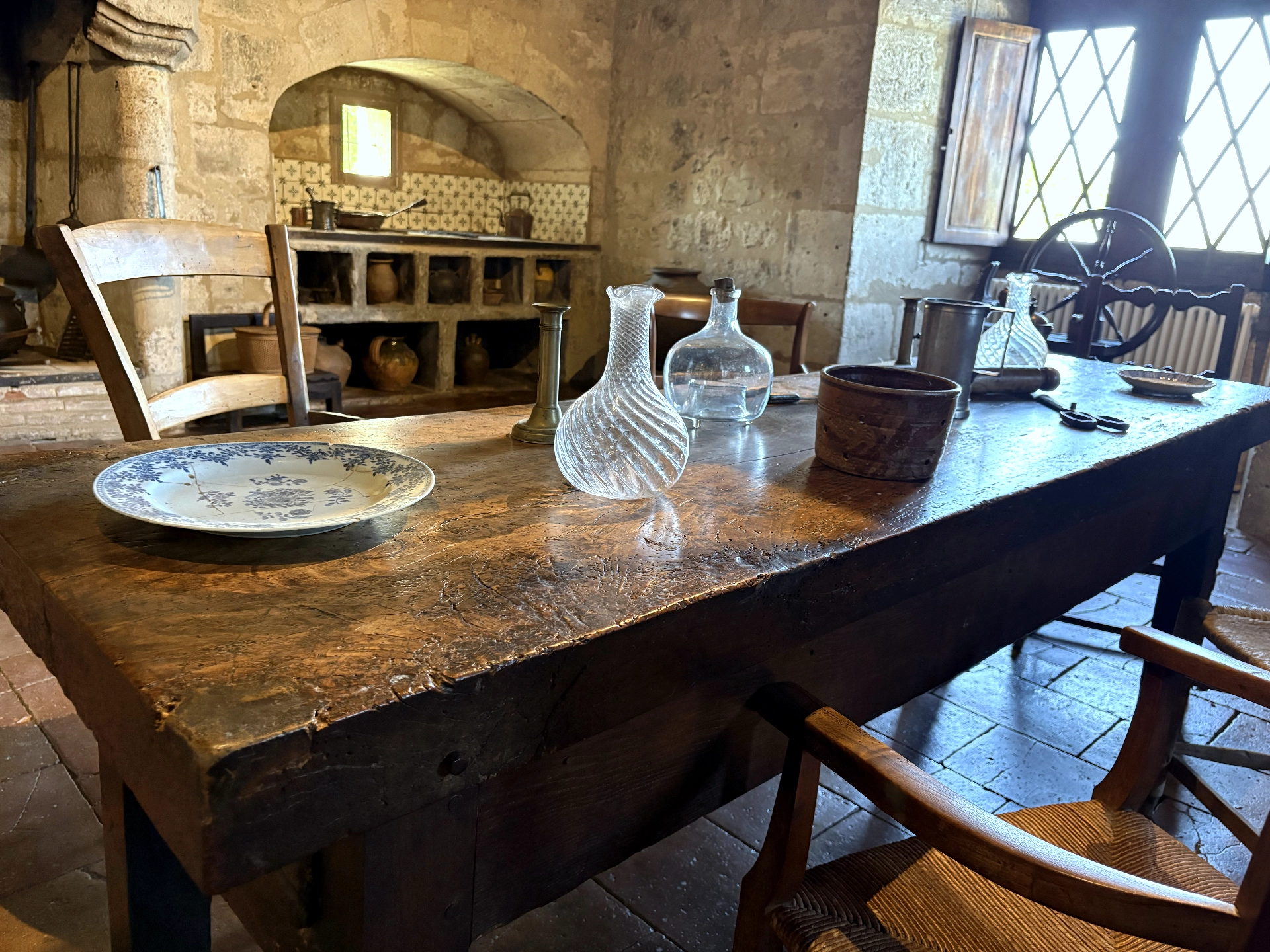 Château de Gramont — coin de cuisine et table en bois