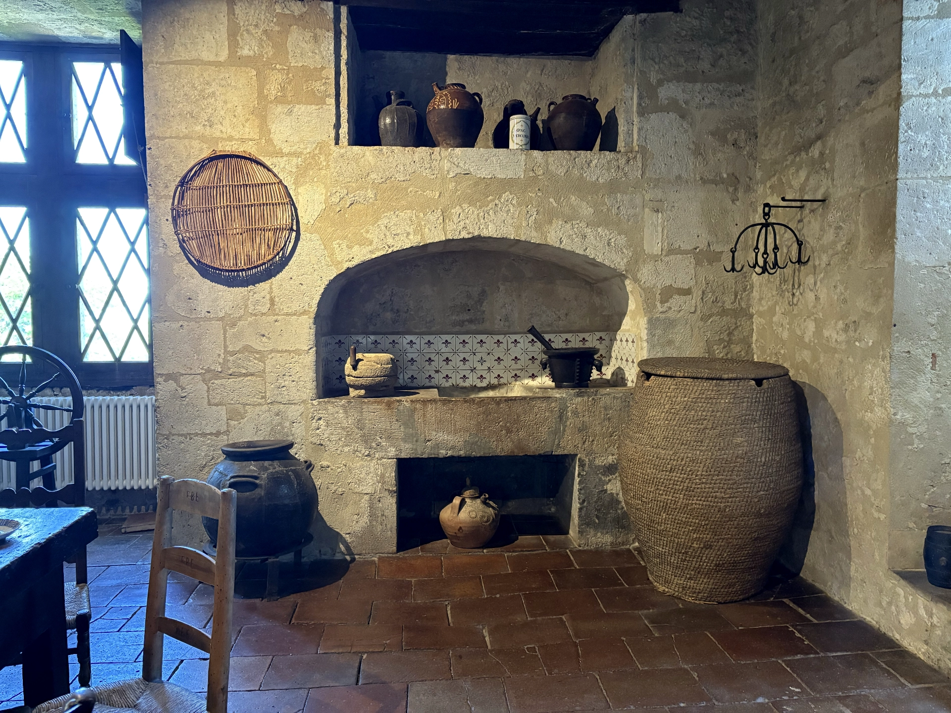 Château de Gramont — jarre ancienne près de la cheminée