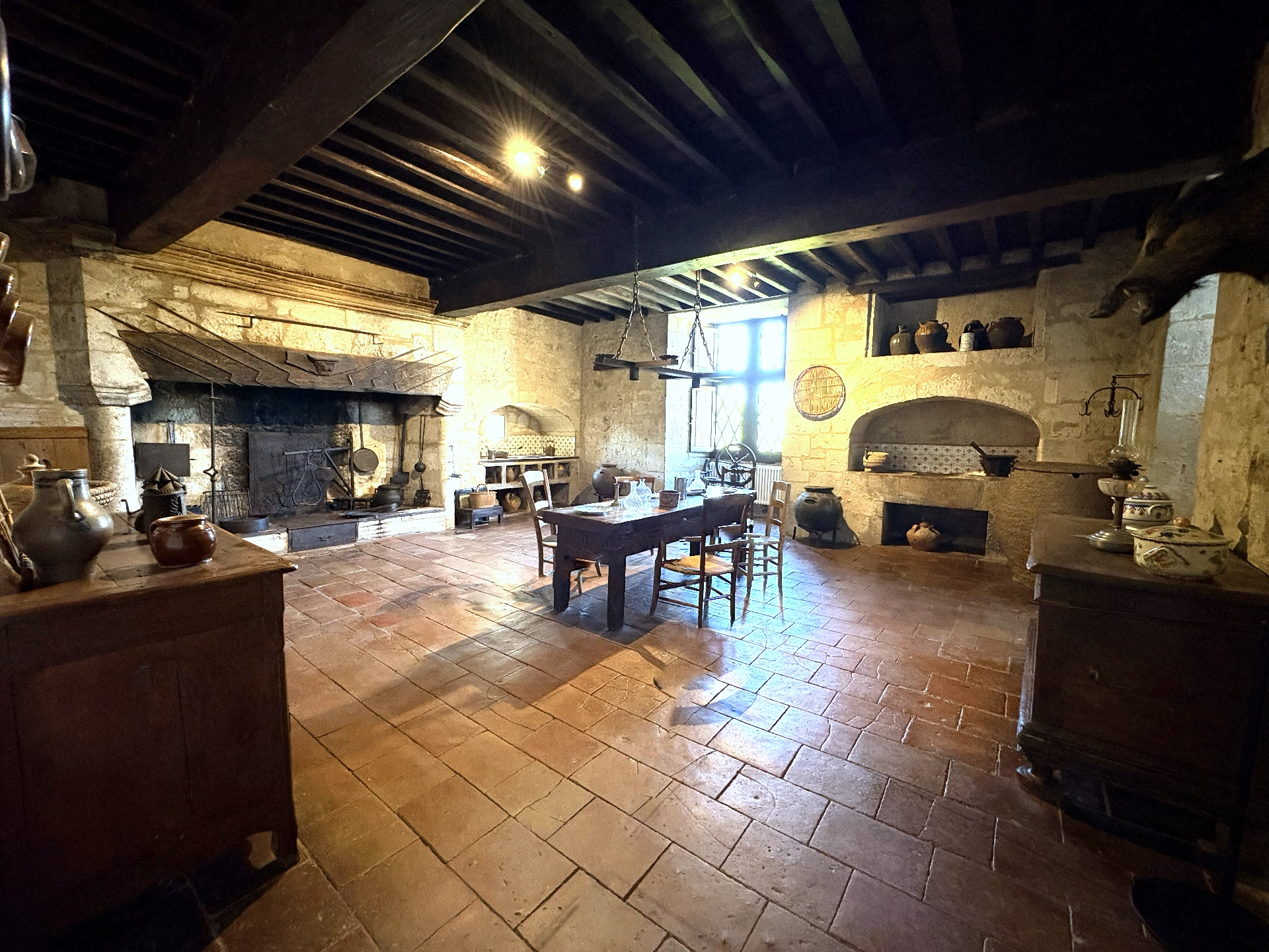 Château de Gramont — salle voûtée pavée de tomettes