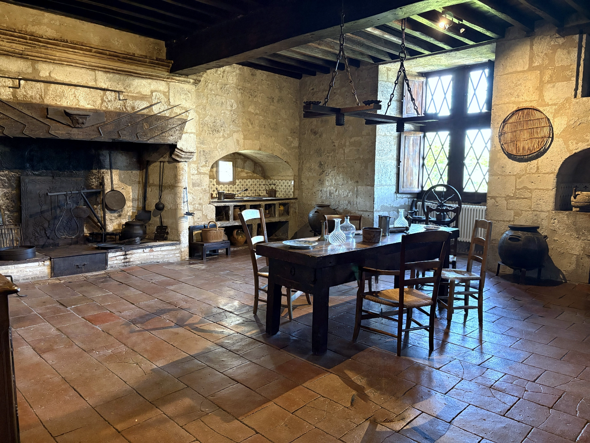 Château de Gramont — salle voûtée et lumière de fenêtre