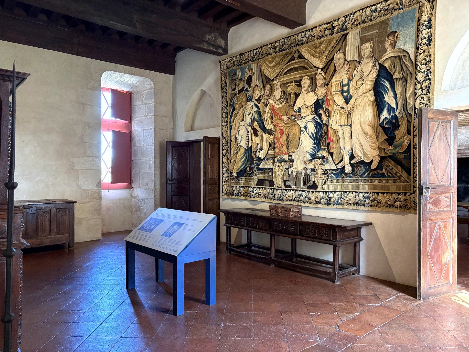 Château de Gramont — tapisserie murale et table sombre