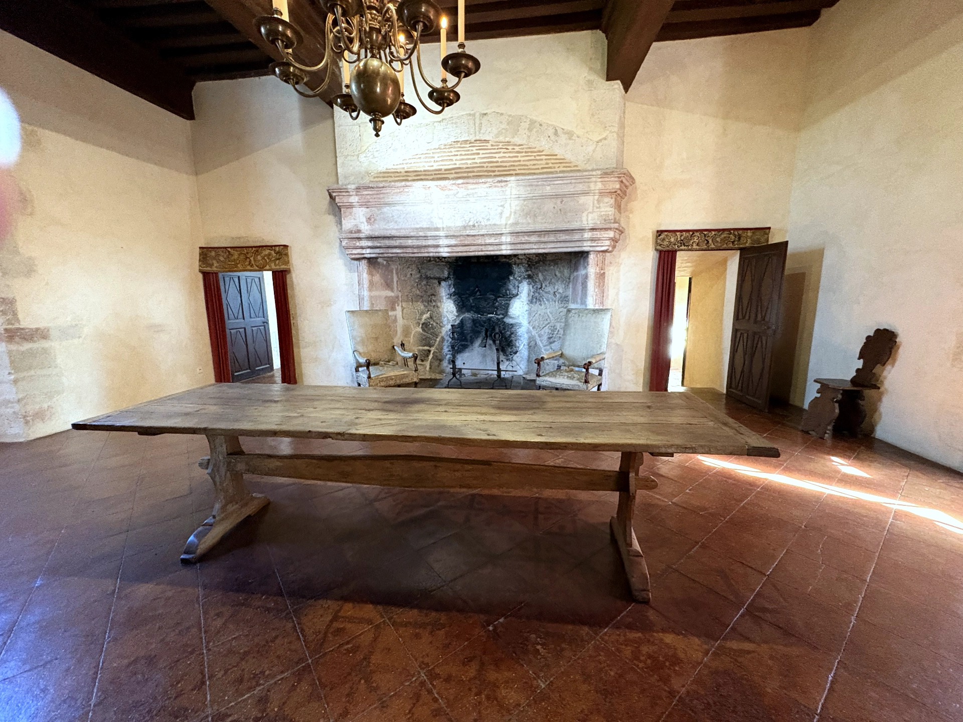 Château de Gramont — salle à manger et cheminée claire