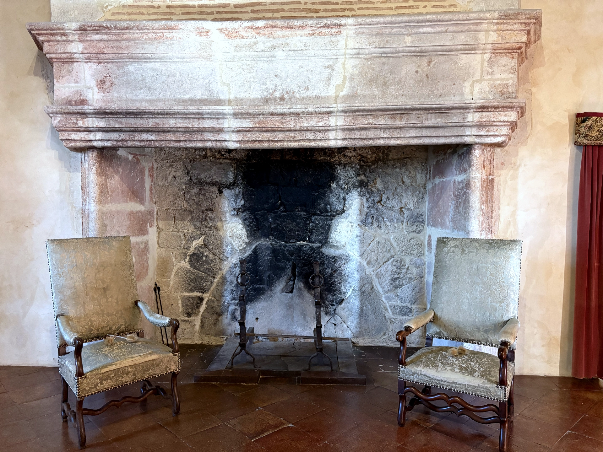 Château de Gramont — cheminée claire et fauteuils anciens