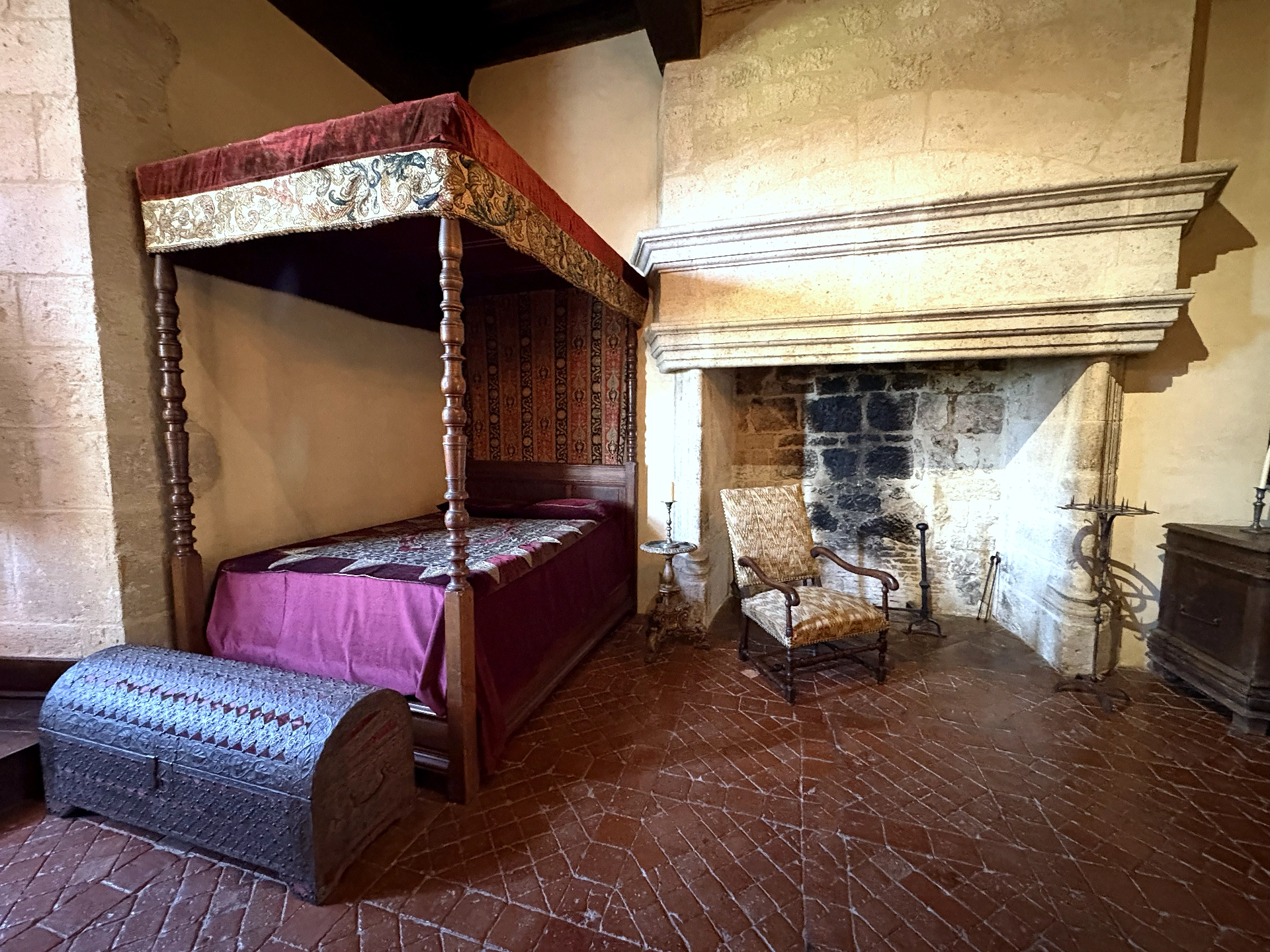 Château de Gramont — chambre Louis XIII et lit à colonnes