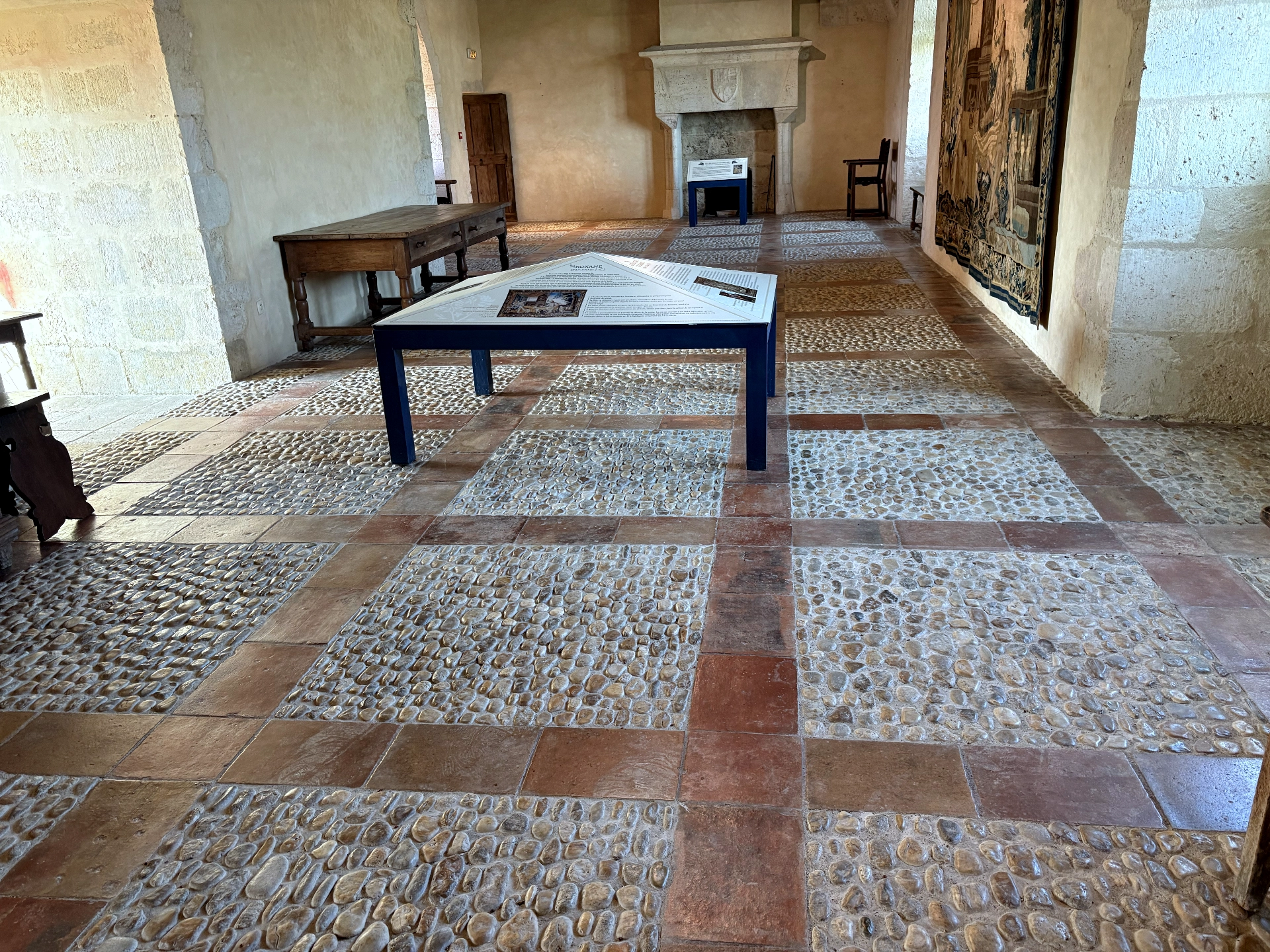 Château de Gramont — pavement de terre cuite à compartiments