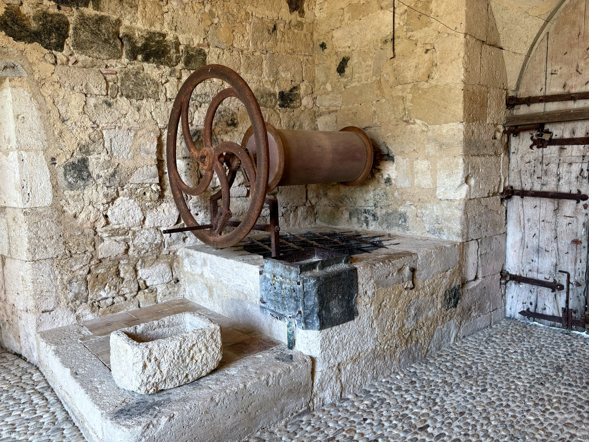 Château de Gramont — mécanisme de pierre dans une niche