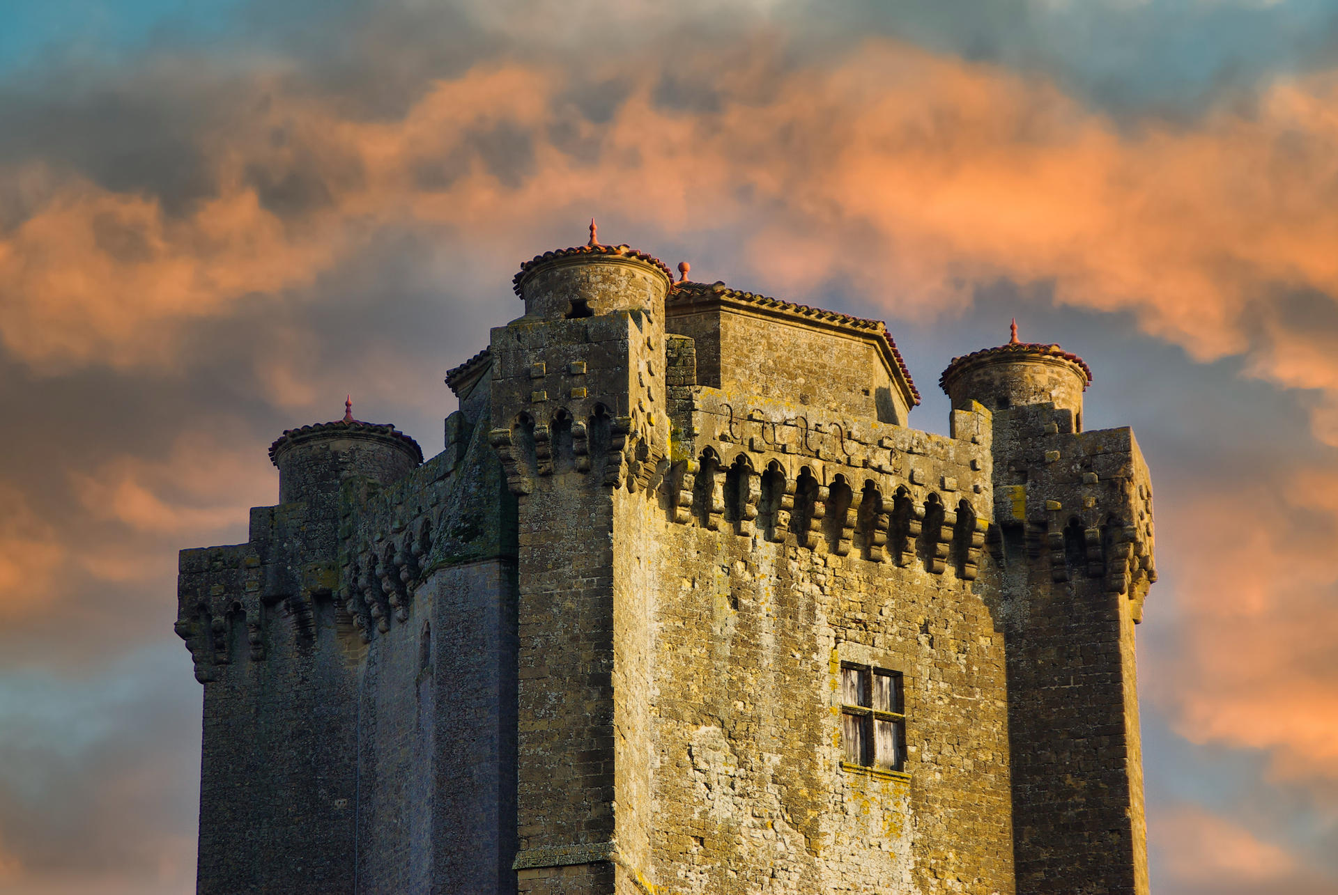 Le haut du donjon de Bassoues au soleil couchant