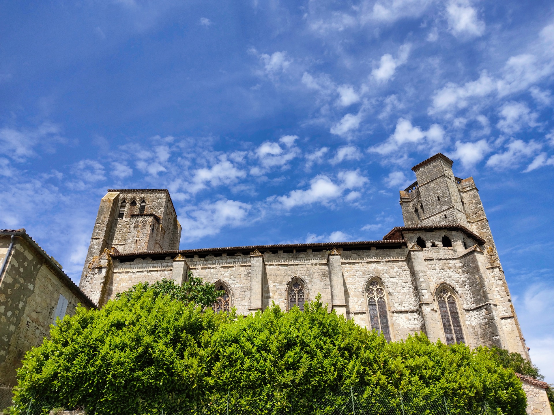 Collégiale Saint-Pierre de La Romieu, les deux tours jumelles vues en contre-plongée