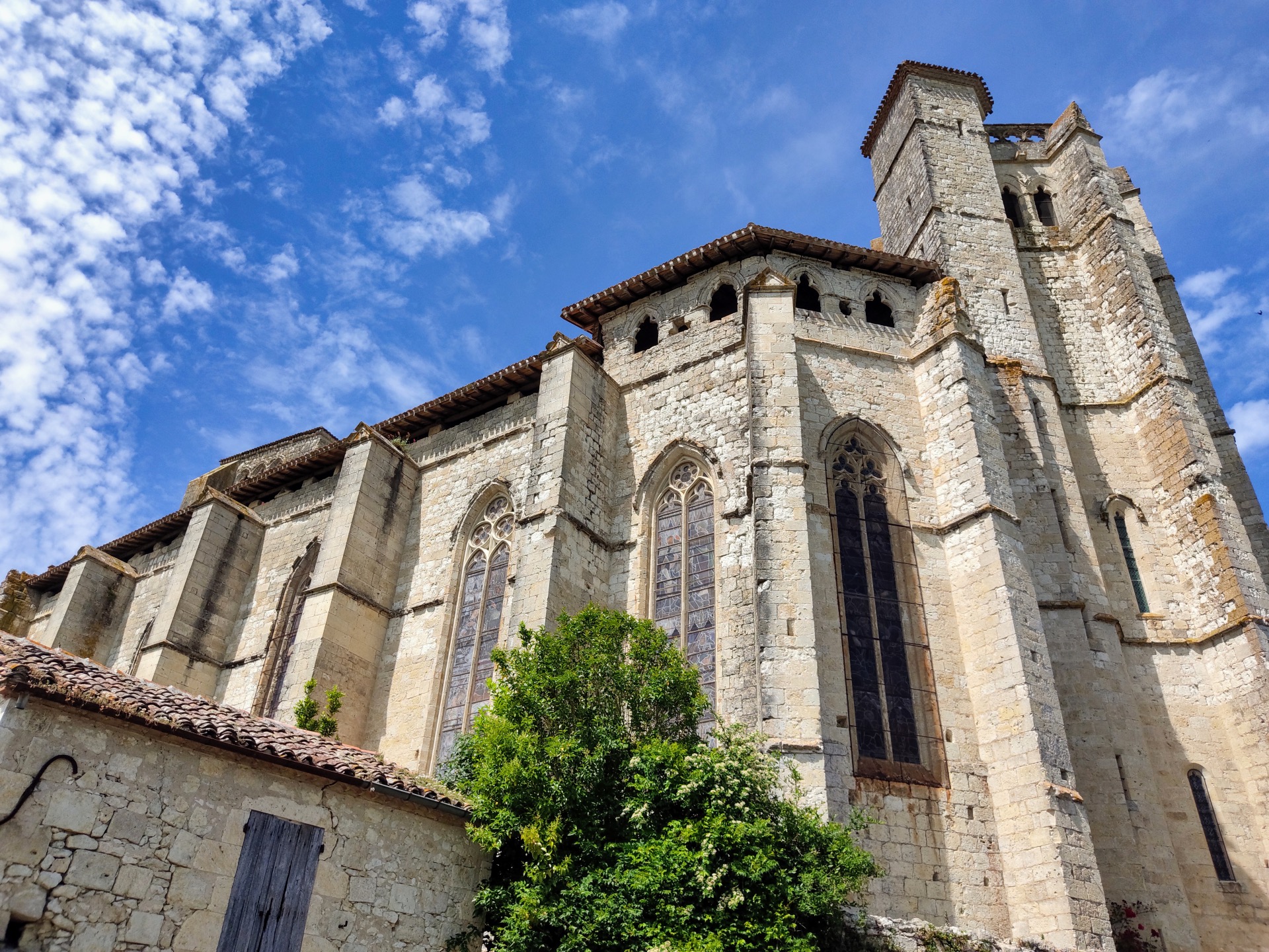 Chevet de la collégiale de La Romieu vue de l'arrière