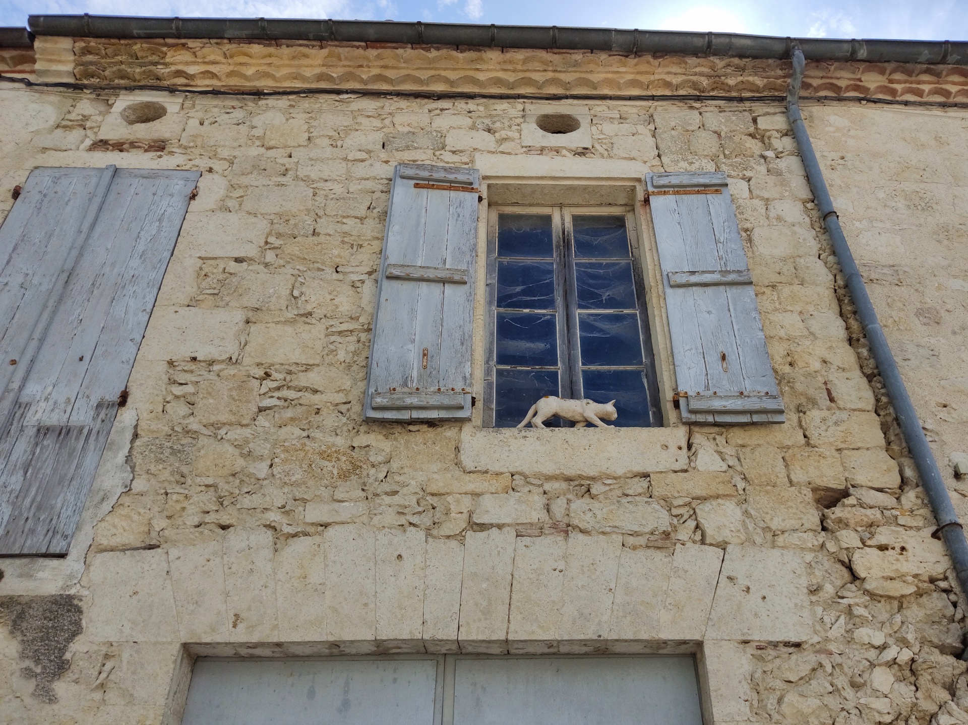 La maison de Maurice Serreau à La Romieu, avec un chat sculpté assis sur une console