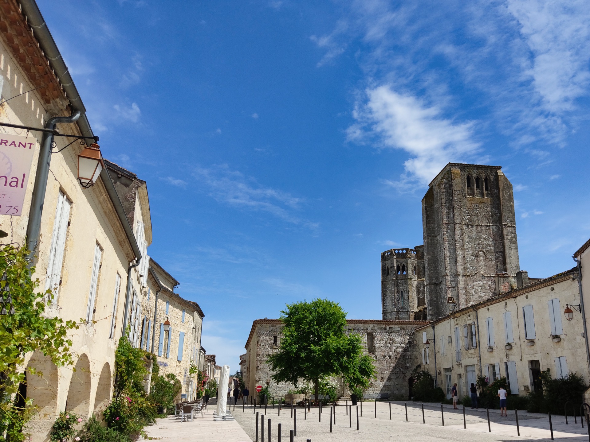 La place de La Romieu avec la collégiale Saint-Pierre en arrière-plan