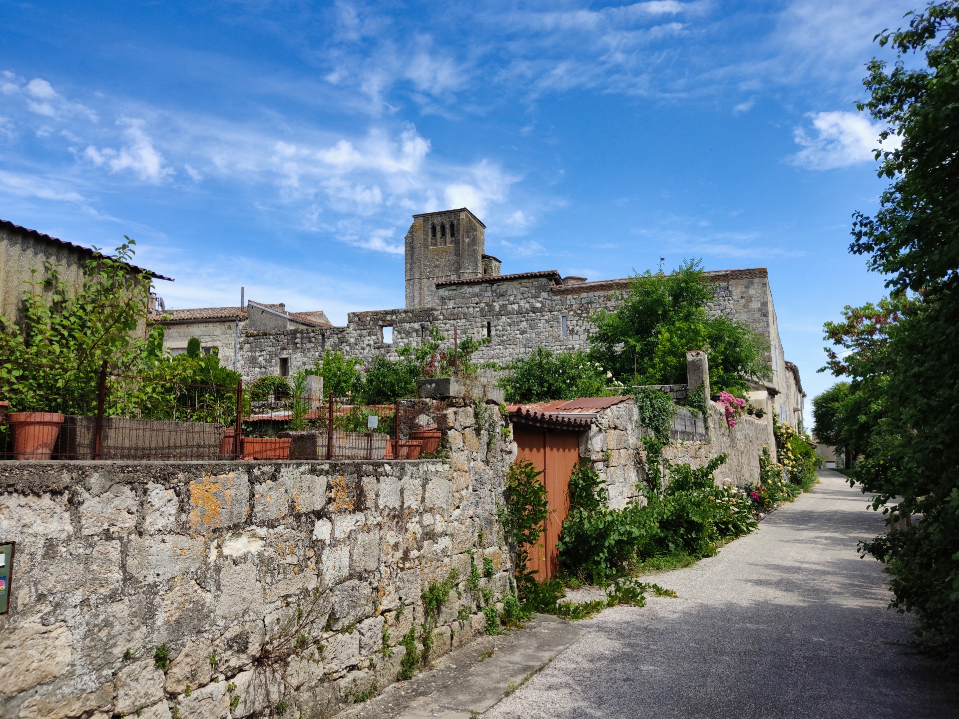 Ruelle de La Romieu avec la tour de la collégiale en surplomb