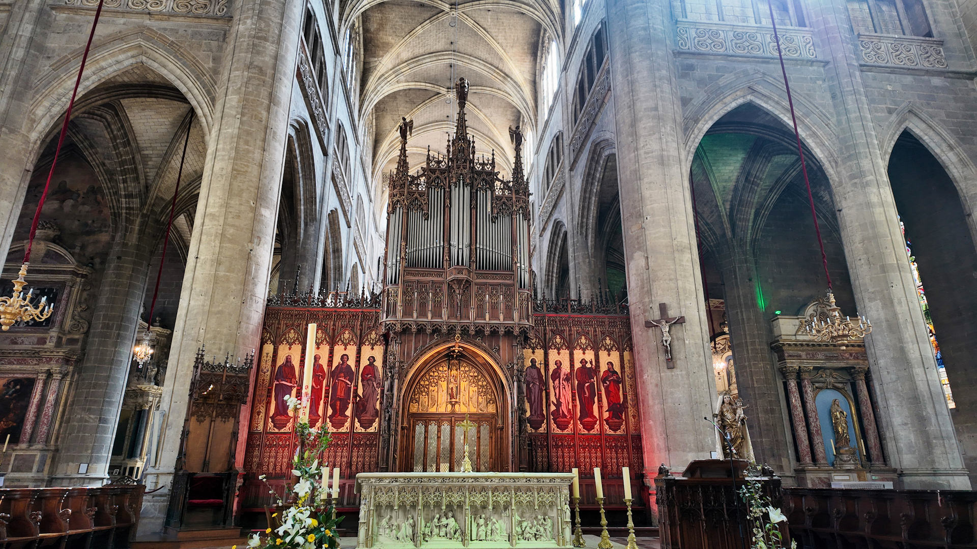 Intérieur de la cathédrale Sainte-Marie d'Auch — nef et chœur