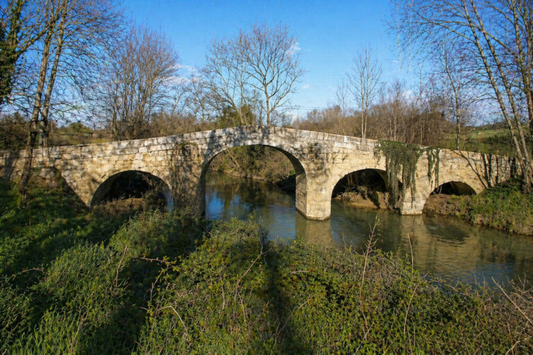 Le pont d'Aurenque, vestige médiéval sur le Gers entre Pauilhac et Castelnau-d'Arbieu
