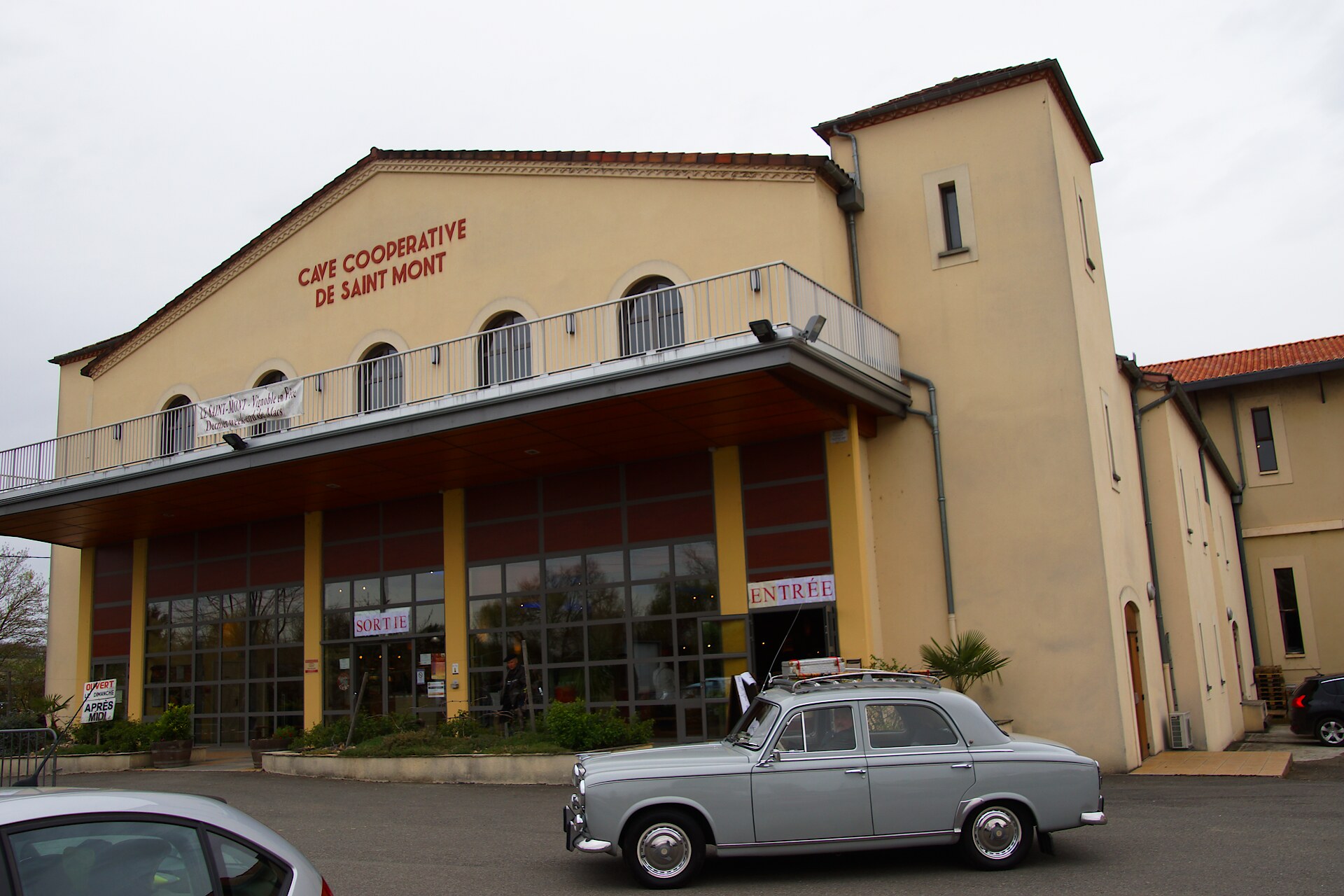 Façade de la cave coopérative de Saint-Mont