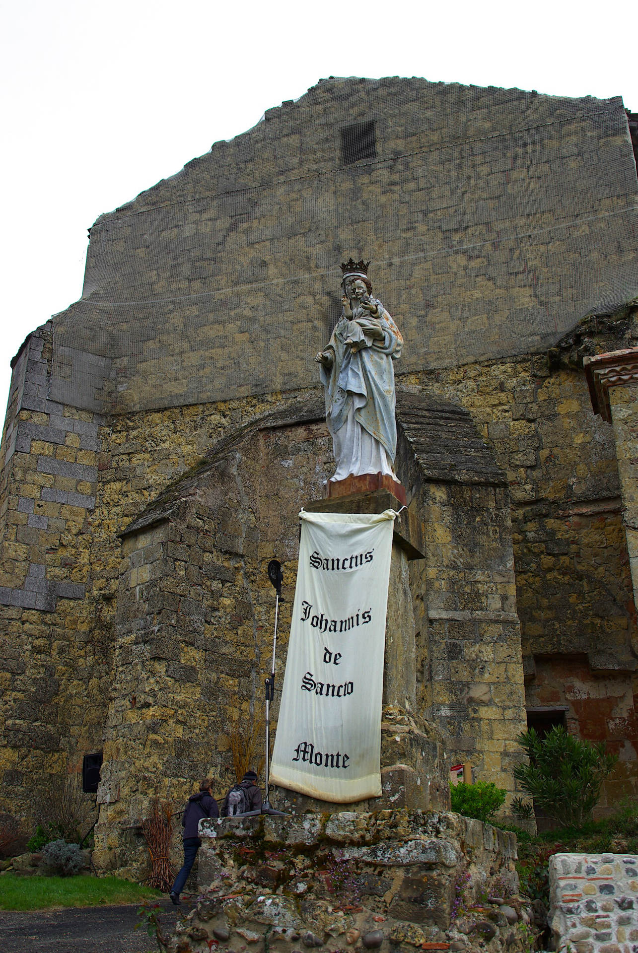 Statue de saint Jean de Saint-Mont au pied de l’ancien monastère bénédictin du Gers