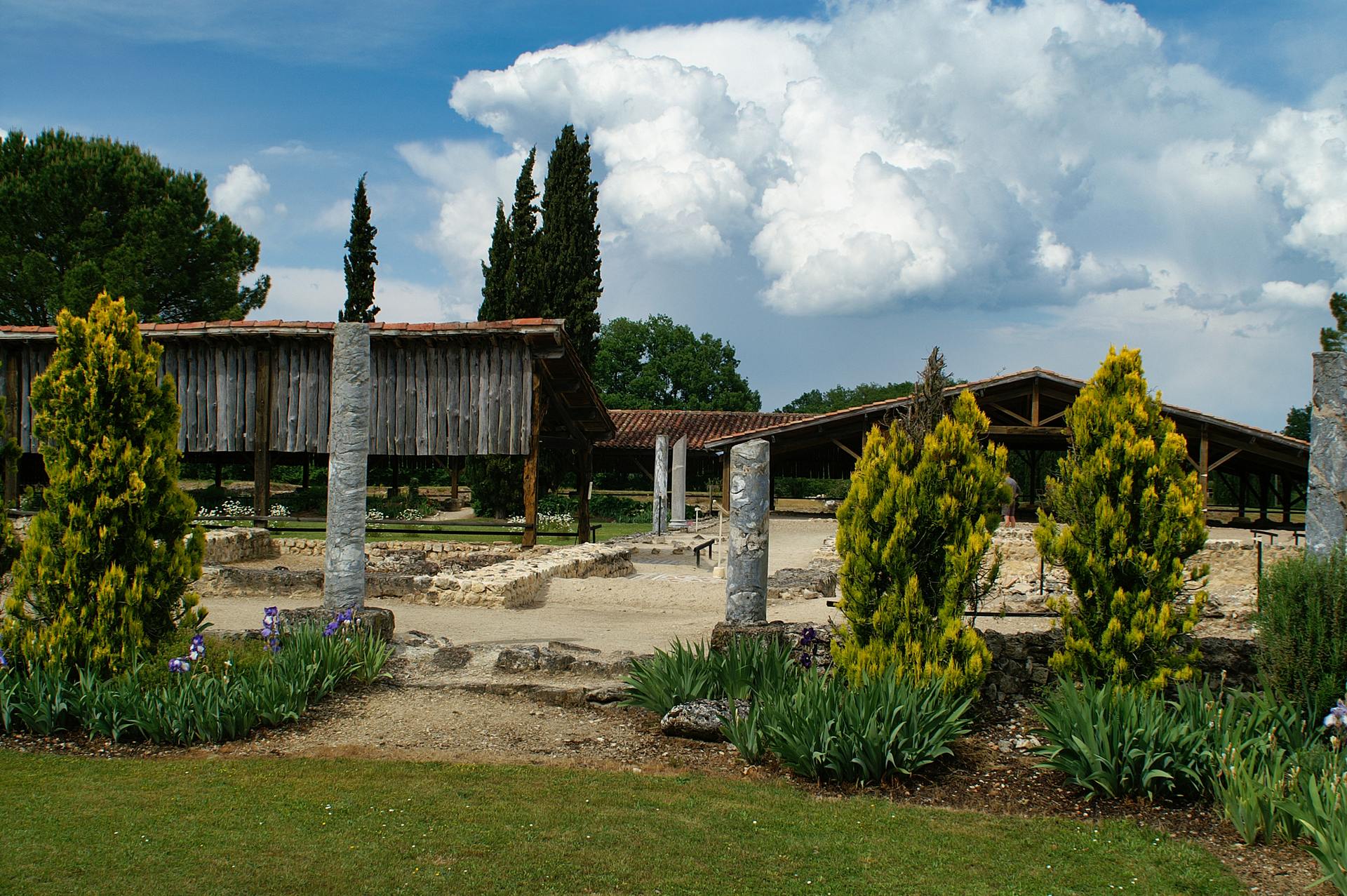 Vue d'ensemble de la villa de Séviac dans le paysage gascon