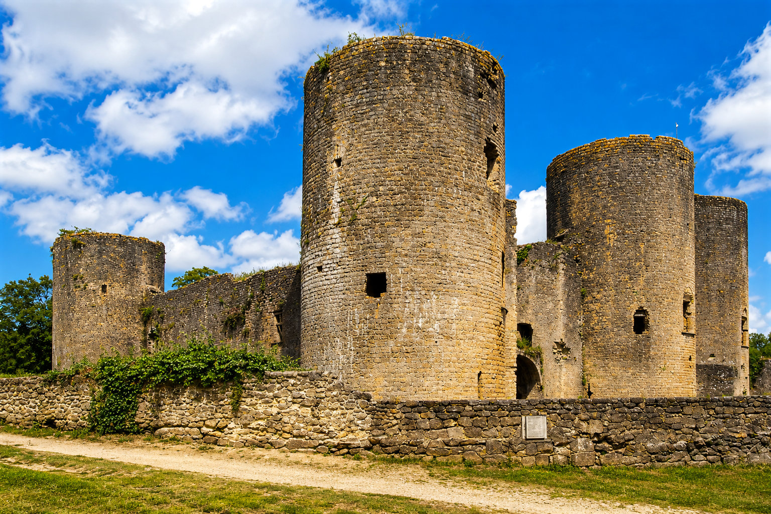 Ruines du château de Budos, en Gironde