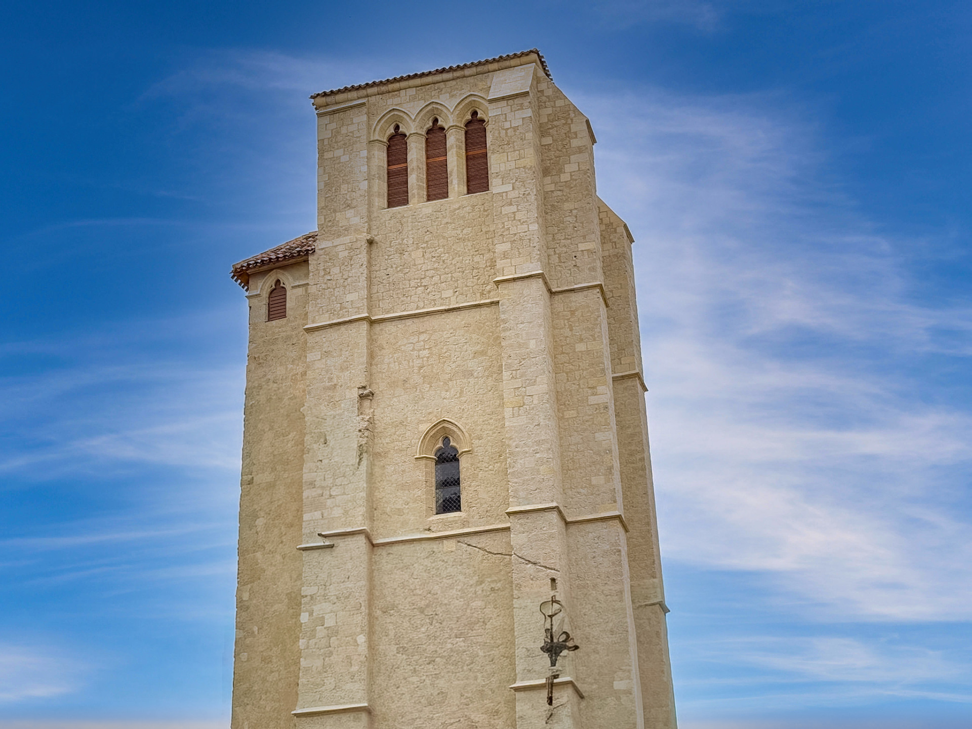 Église romane sous le ciel