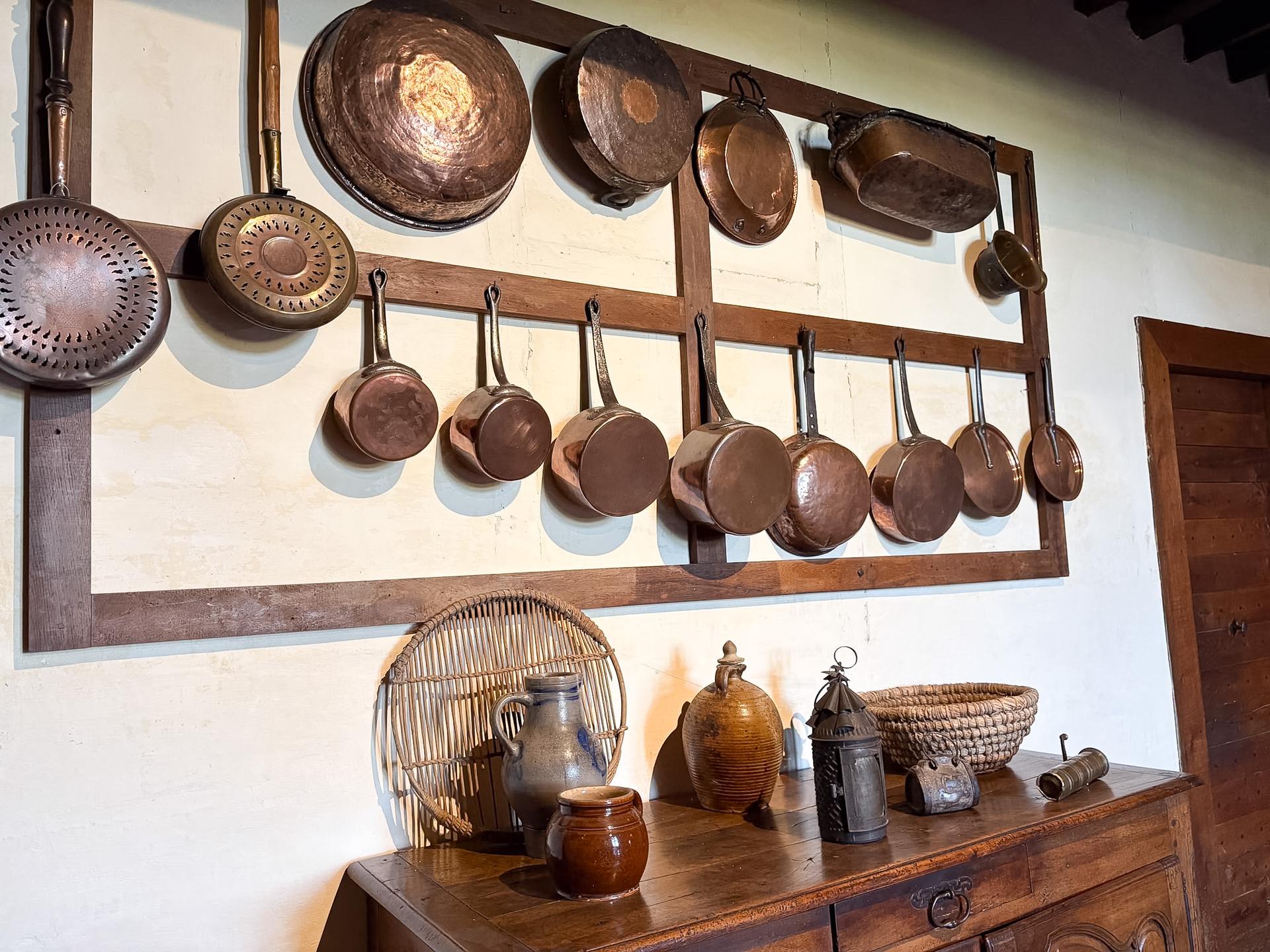 Ustensiles anciens dans un intérieur gascon