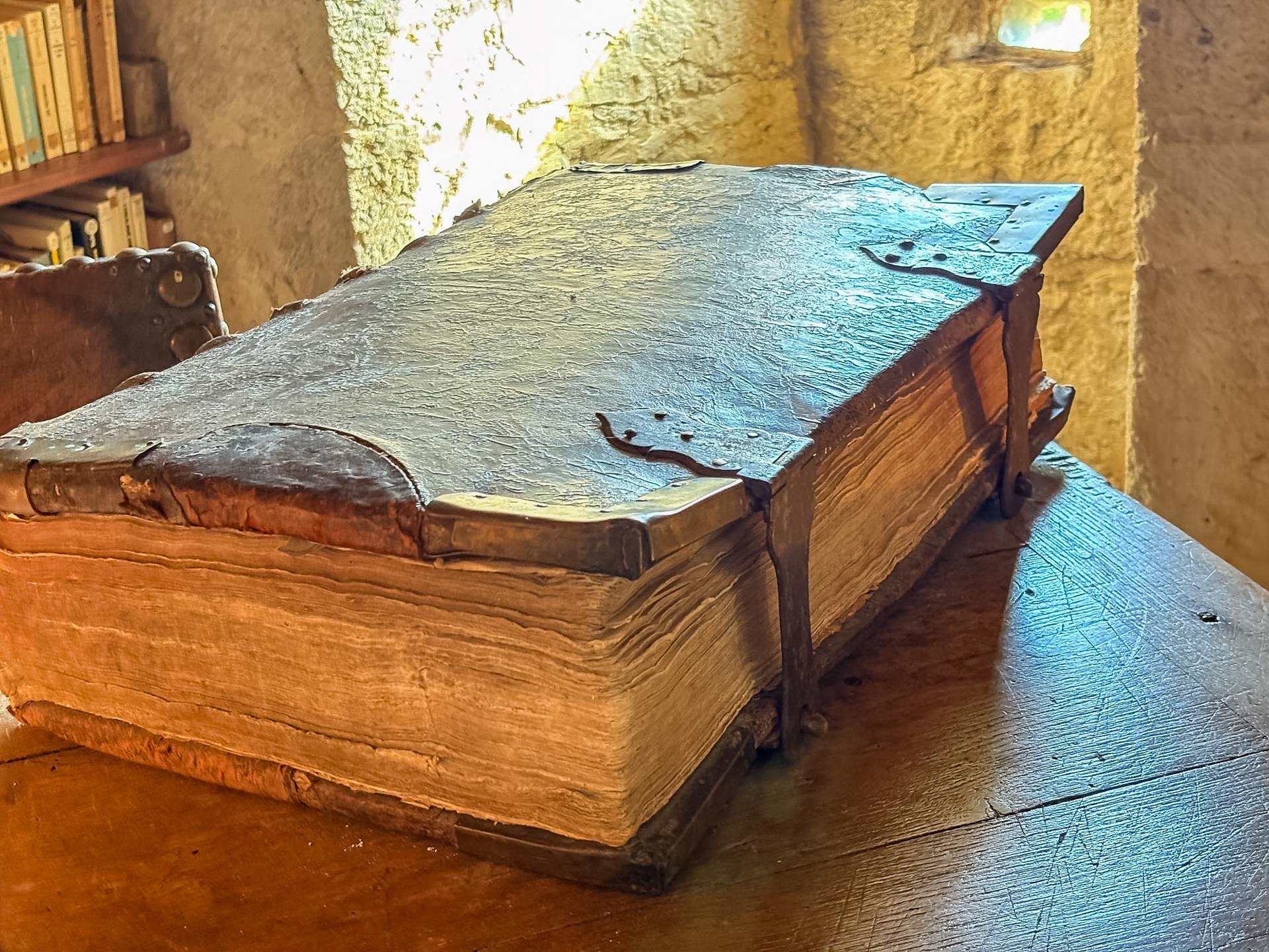 Vieux livre ancien ouvert sur une table
