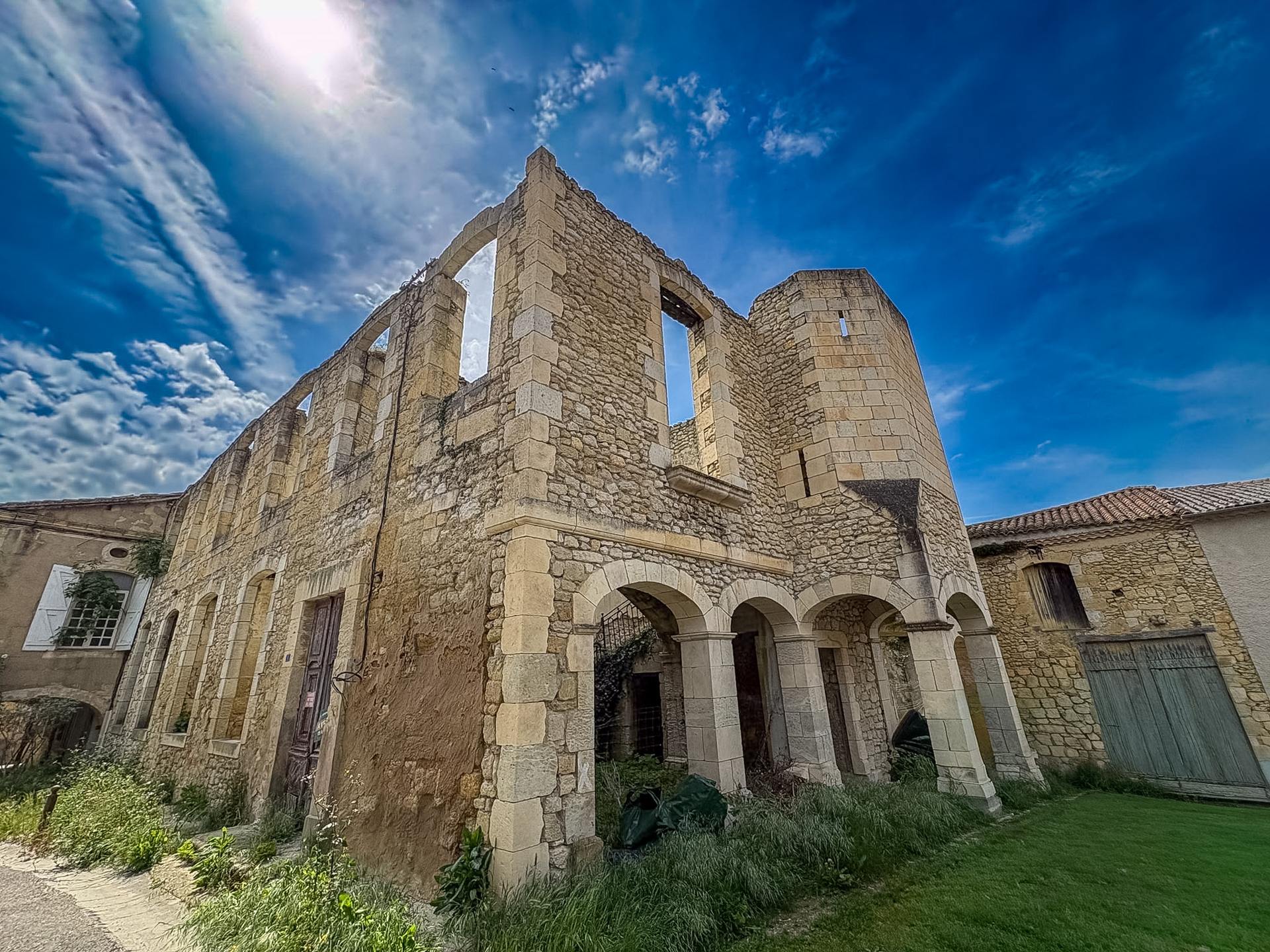 Grande façade ruinée sous un ciel bleu