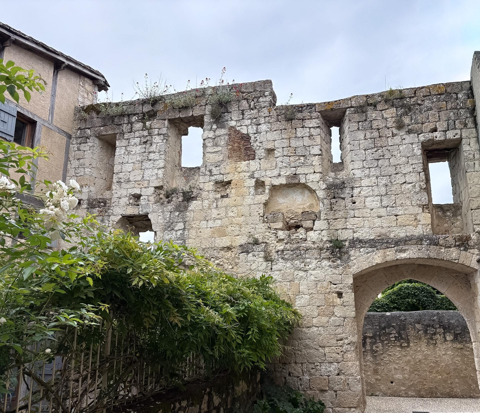 Mur ancien en pierre, vestige gascon