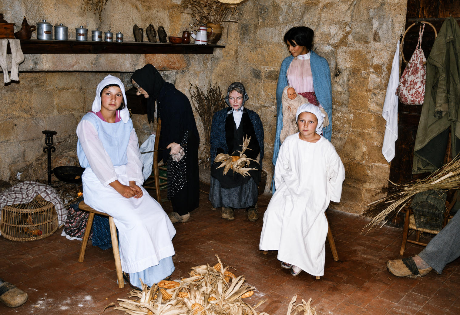 Égreneuse à maïs à manivelle dans une pièce ancienne en pierre
