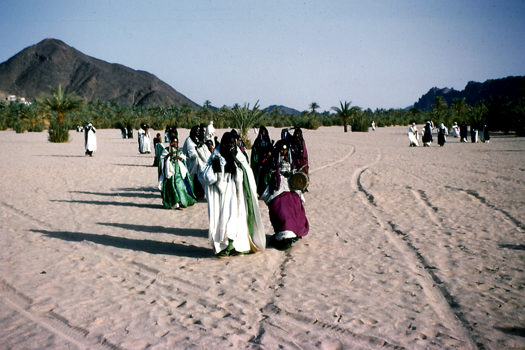 Femmes dans le sable près d’une oasis
