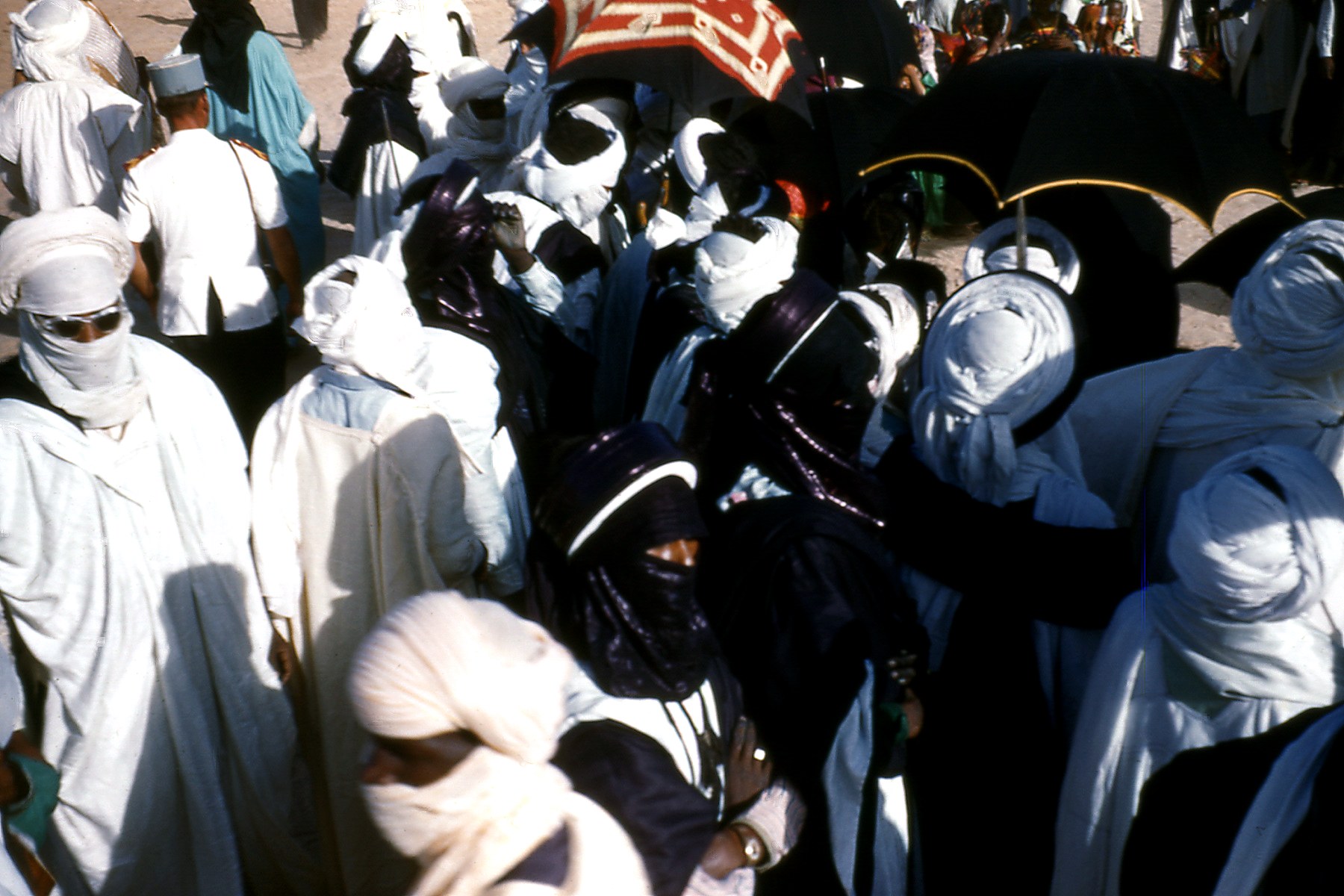 Groupe saharien avec chèches et ombrelles