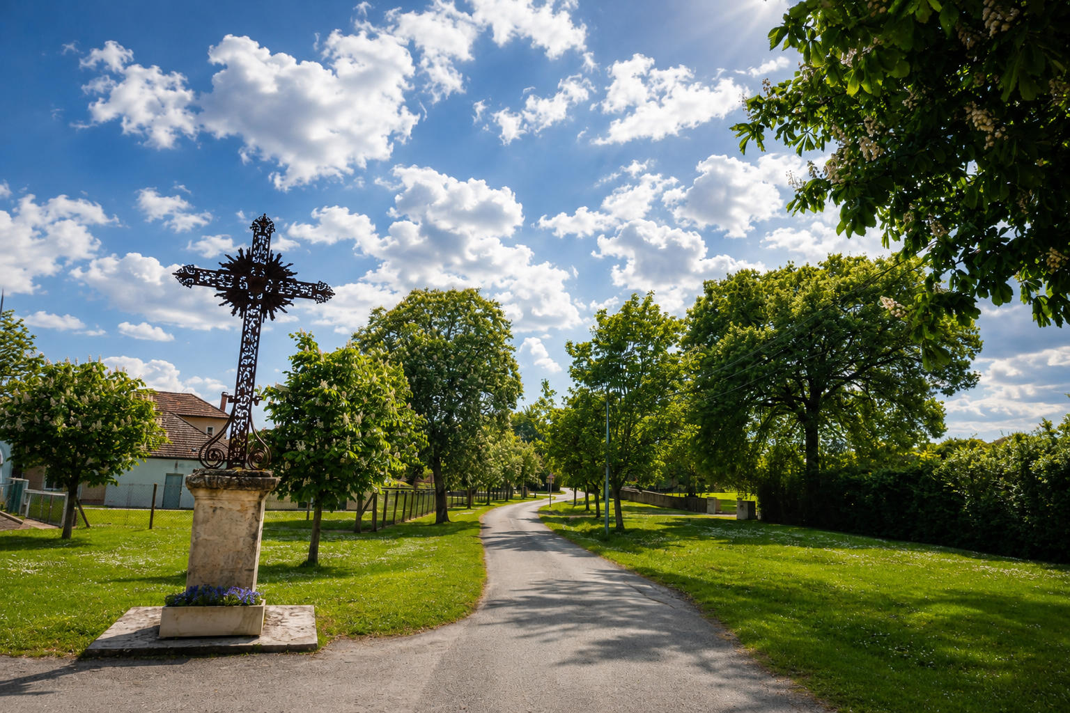 Croix de mission en fonte ajourée sur dé de pierre, à Pauilhac