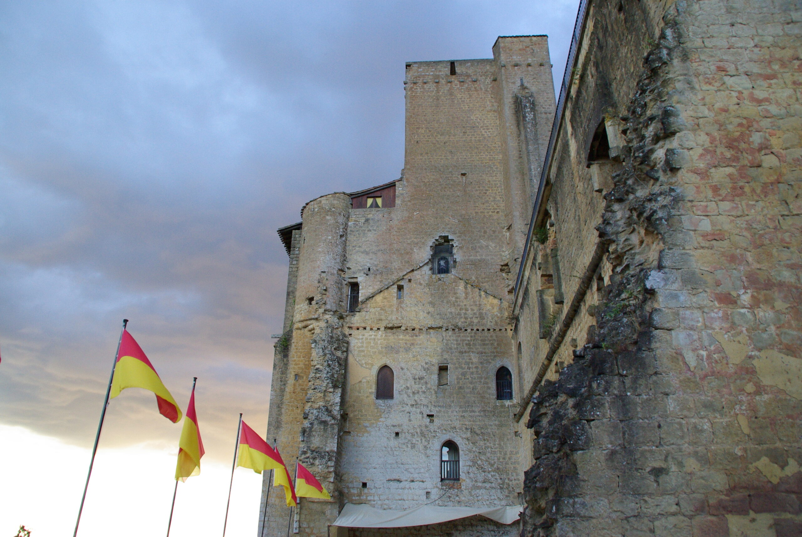 Tour de Termes-d’Armagnac avant l’embrasement lumineux du soir