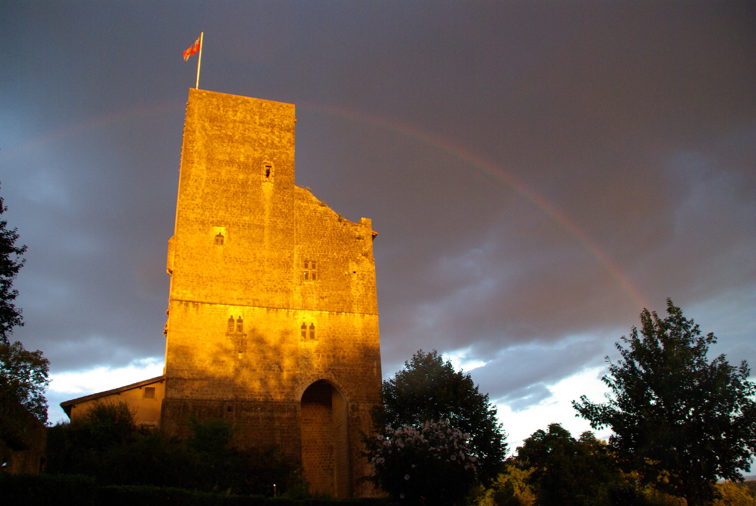 Arc-en-ciel au-dessus de la tour de Termes-d’Armagnac