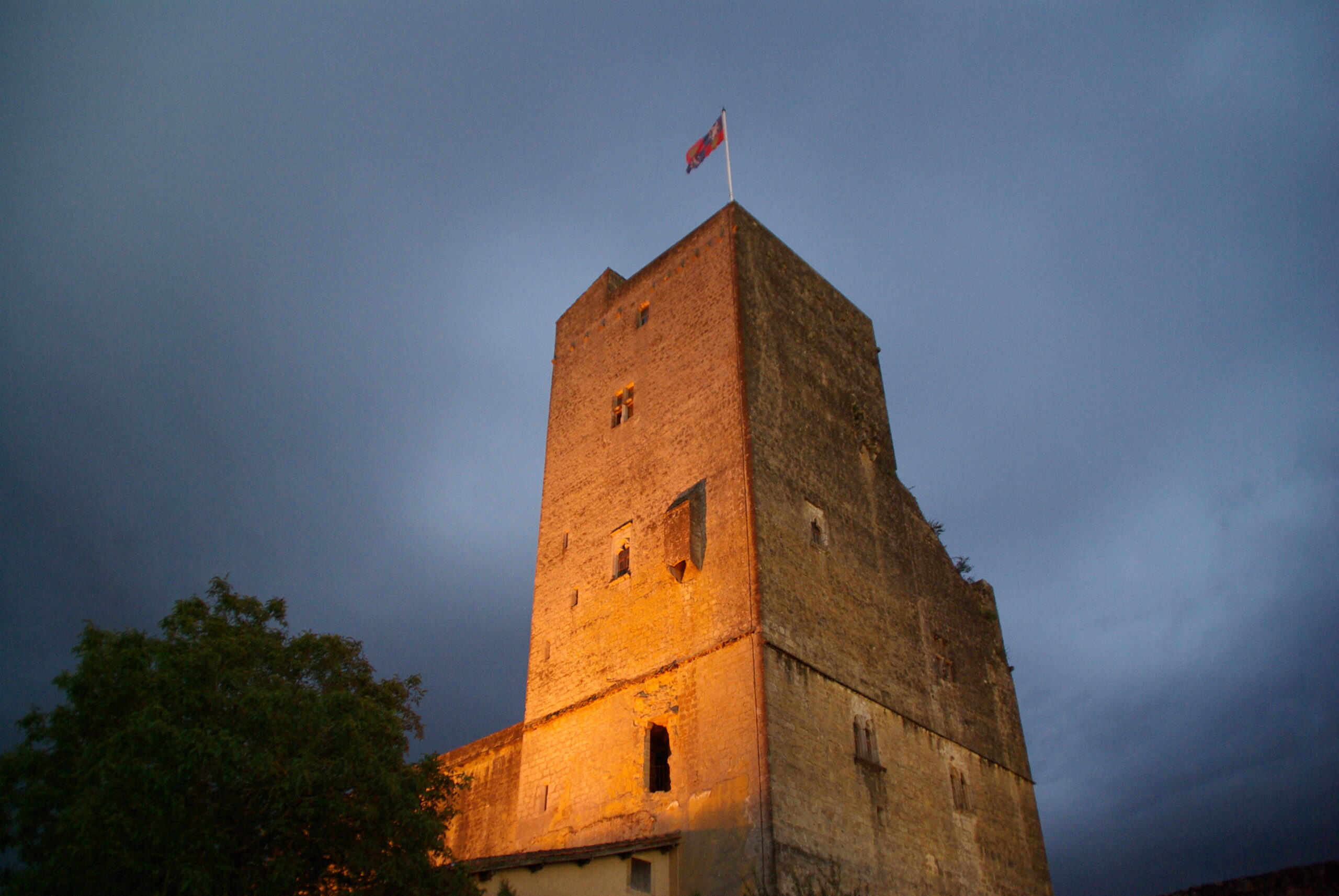 La tour de Termes-d’Armagnac après le coucher du soleil, dans une lumière apaisée