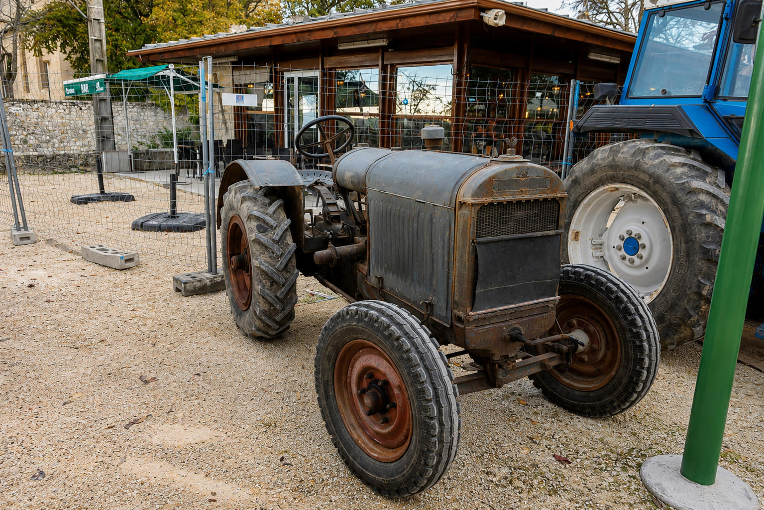 Tracteurs modernes exposés à la foire de la Saint-Martin à Lectoure