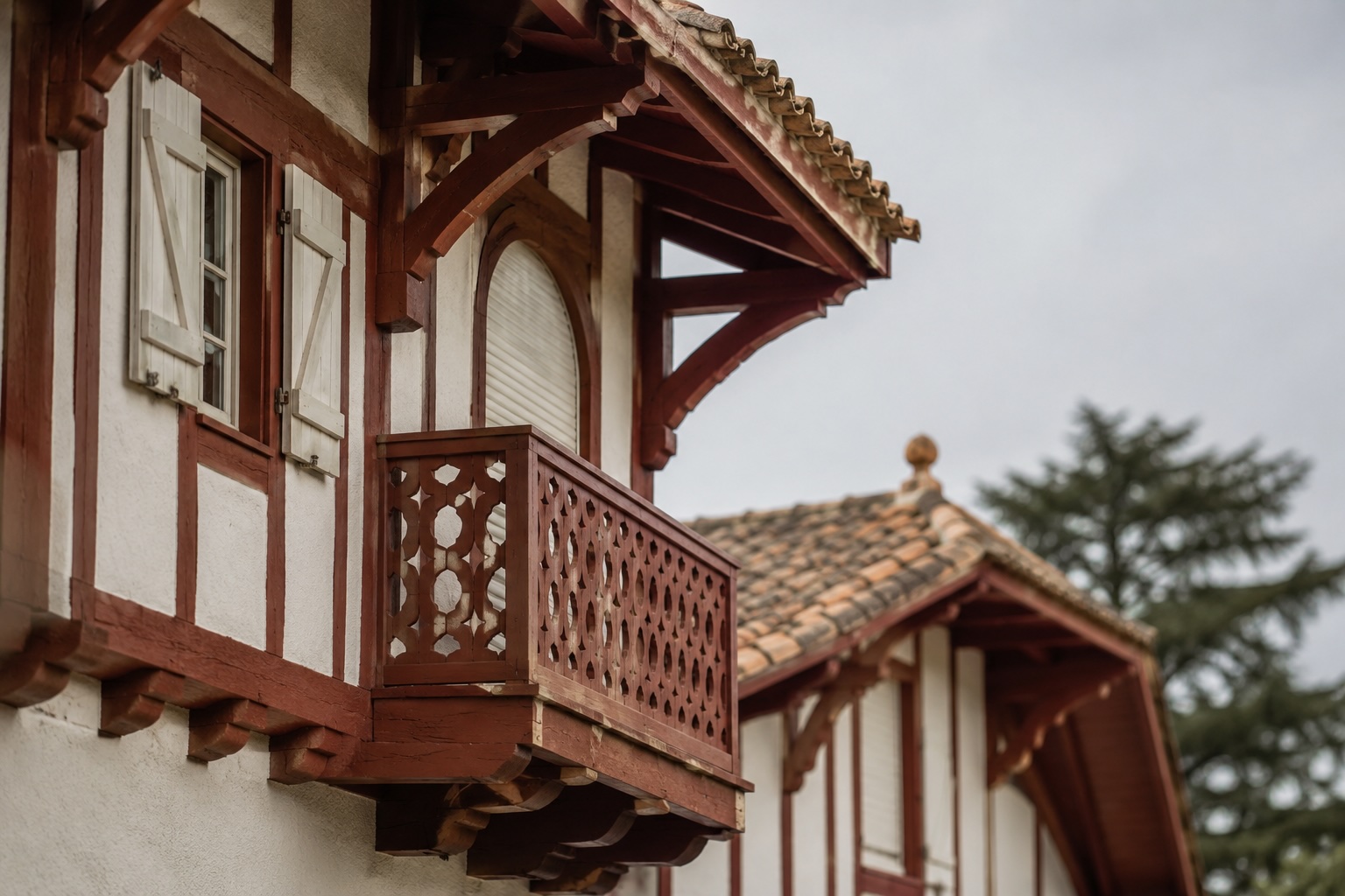 Façade d’une villa de style basco-landais