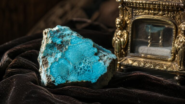 Les turquoises de Simorre : le bleu venu des ossements