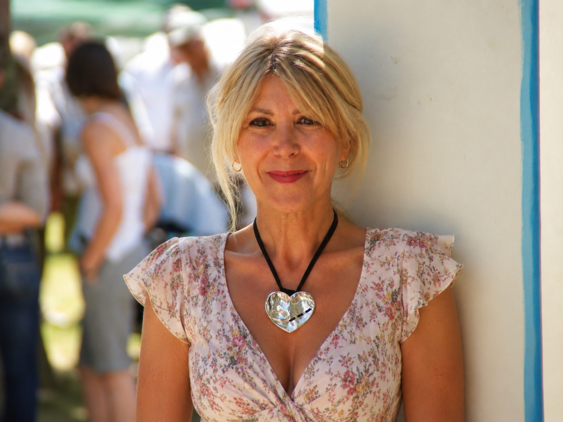Portrait d’Anya en extérieur
